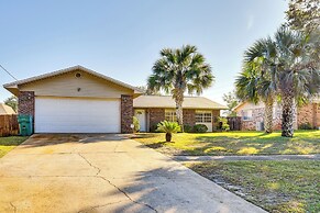 Sunny Retreat w/ Hot Tub in Fort Walton Beach!