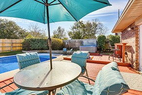 Sunny Retreat w/ Hot Tub in Fort Walton Beach!