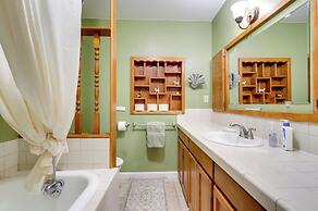 7 Mi to Clear Lake: Home w/ Peaceful Deck!