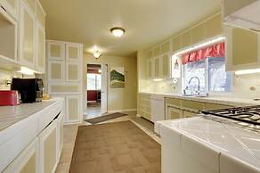 7 Mi to Clear Lake: Home w/ Peaceful Deck!