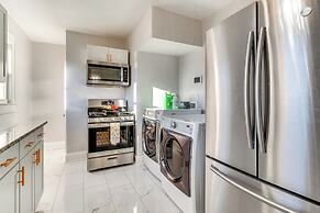 2 Mi to Village Park: Family & Pet-friendly Home