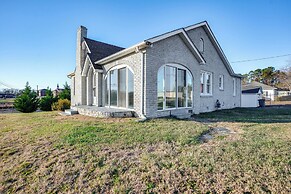 2 Mi to Village Park: Family & Pet-friendly Home