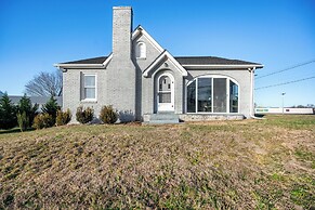 2 Mi to Village Park: Family & Pet-friendly Home