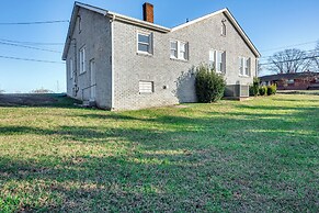 2 Mi to Village Park: Family & Pet-friendly Home