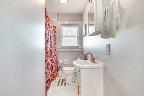 2 Mi to Village Park: Family & Pet-friendly Home