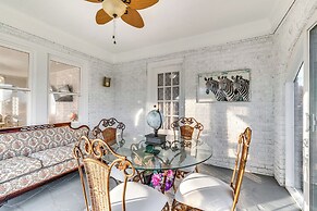 2 Mi to Village Park: Family & Pet-friendly Home