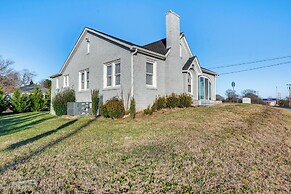 2 Mi to Village Park: Family & Pet-friendly Home