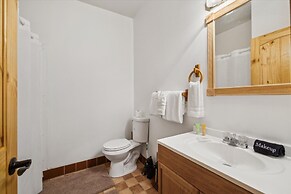 Spectacular Home w Hot Tub Fireplace Jacuzzi