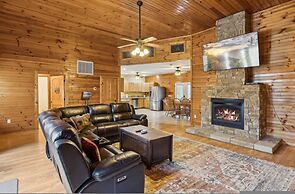 Spectacular Home w Hot Tub Fireplace Jacuzzi