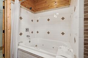 Spectacular Home w Hot Tub Fireplace Jacuzzi