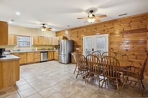 Spectacular Home w Hot Tub Fireplace Jacuzzi