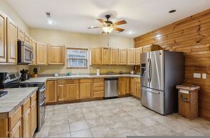 Spectacular Home w Hot Tub Fireplace Jacuzzi