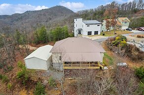 Spectacular Home w Hot Tub Fireplace Jacuzzi