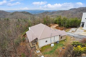 Spectacular Home w Hot Tub Fireplace Jacuzzi