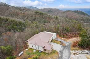 Spectacular Home w Hot Tub Fireplace Jacuzzi