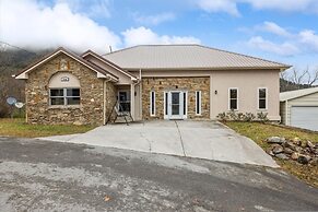 Spectacular Home w Hot Tub Fireplace Jacuzzi