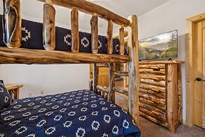 Spectacular Home w Hot Tub Fireplace Jacuzzi