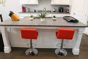 Spacious Home w Putting Green -for Extended Stays