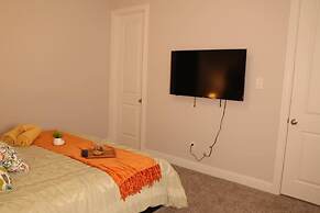 Spacious Home w Putting Green -for Extended Stays