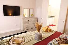 Spacious Home w Putting Green -for Extended Stays