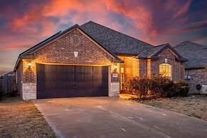 Spacious One-level Home - Calm Neighborhood Yard
