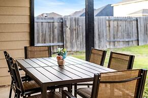 Spacious One-level Home - Calm Neighborhood Yard