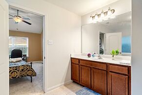 Spacious One-level Home - Calm Neighborhood Yard