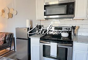 Affordable Downtown Studio With Full Kitchen 32A