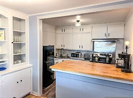 Affordable 2BR Getaway Near Plaza District Lilac1