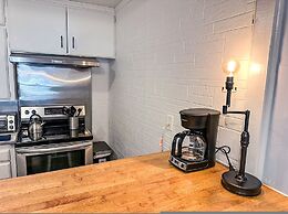 Affordable 2BR Getaway Near Plaza District Lilac1