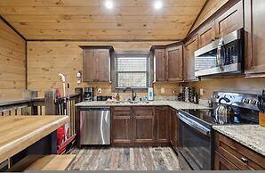 Fantastic Cabin w Gameroom Hot Tub Fireplace