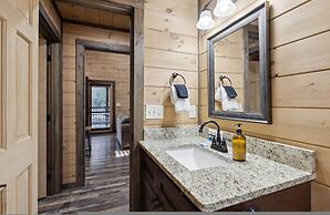 Fantastic Cabin w Gameroom Hot Tub Fireplace