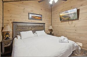 Fantastic Cabin w Gameroom Hot Tub Fireplace