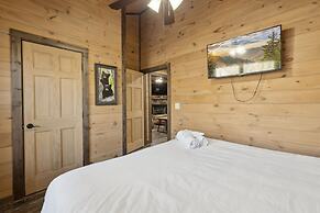 Fantastic Cabin w Gameroom Hot Tub Fireplace