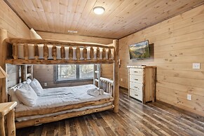 Fantastic Cabin w Gameroom Hot Tub Fireplace
