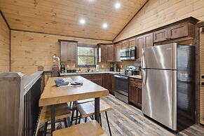 Fantastic Cabin w Gameroom Hot Tub Fireplace