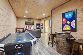 Fantastic Cabin w Gameroom Hot Tub Fireplace