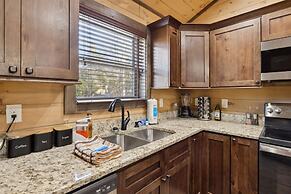 Fantastic Cabin w Gameroom Hot Tub Fireplace