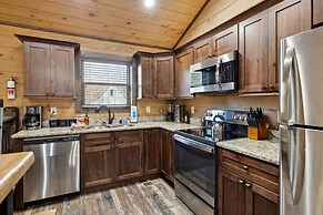 Fantastic Cabin w Gameroom Hot Tub Fireplace
