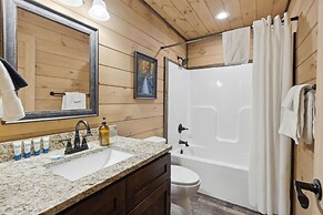 Fantastic Cabin w Gameroom Hot Tub Fireplace