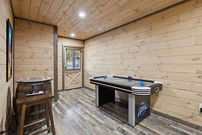 Fantastic Cabin w Gameroom Hot Tub Fireplace