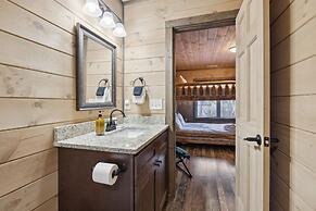 Fantastic Cabin w Gameroom Hot Tub Fireplace