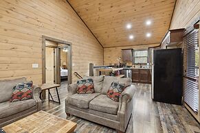 Fantastic Cabin w Gameroom Hot Tub Fireplace