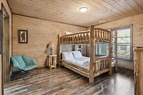 Fantastic Cabin w Gameroom Hot Tub Fireplace