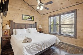 Fantastic Cabin w Gameroom Hot Tub Fireplace