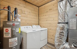 Fantastic Cabin w Gameroom Hot Tub Fireplace