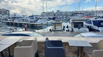 Marina Zeas Comfy Apartment