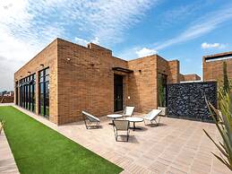 w Luxury 1BR w Great Terrace in Chico