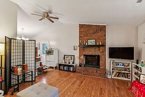 Charming Family Retreat With Scenic Views 3 Bedroom Home