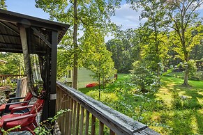 Charming Family Retreat With Scenic Views 3 Bedroom Home